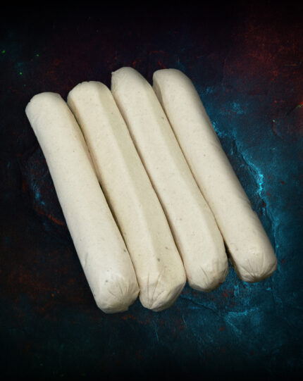 Original Berliner Currywurst ohne Darm mit Soße und Currypulver auf neon Brett