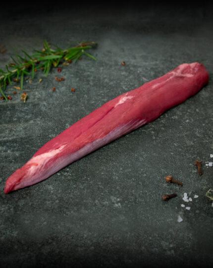 Lammfilet aus Neuseeland, zartes Fleisch auf einem Schneidebrett aus Granitstein