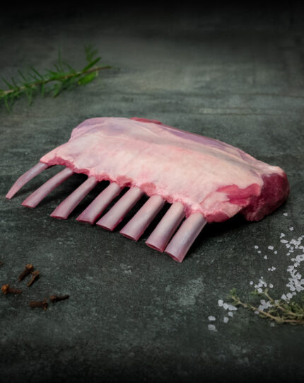 Lammkarree aus Neuseeland mit Fettdeckel auf Schneidebrett