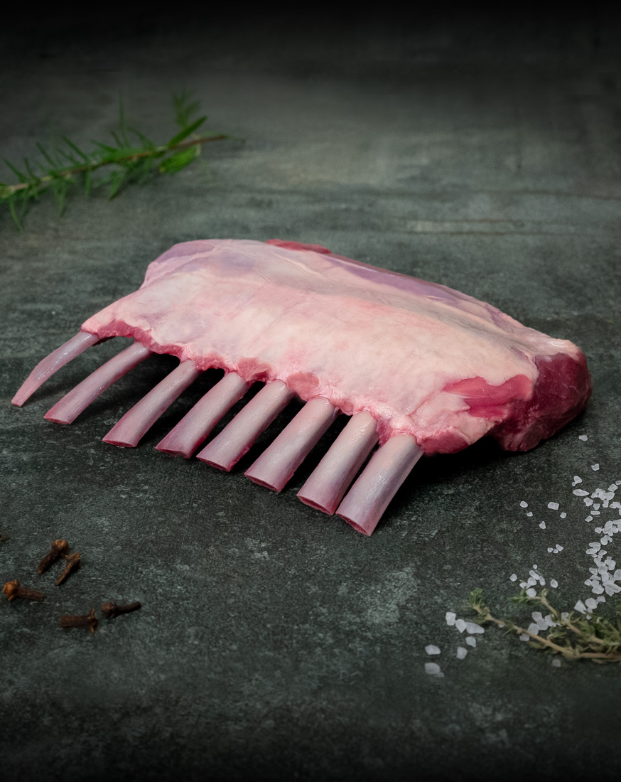 Premium Lammkarree – Neuseeländische Spitzenqualität Lammkarree aus Neuseeland mit Fettdeckel auf Schneidebrett