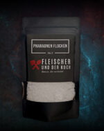 Pyramiden Salz – FuK Pharaonen-Flocken in einer Schale, neben frischem Gemüse