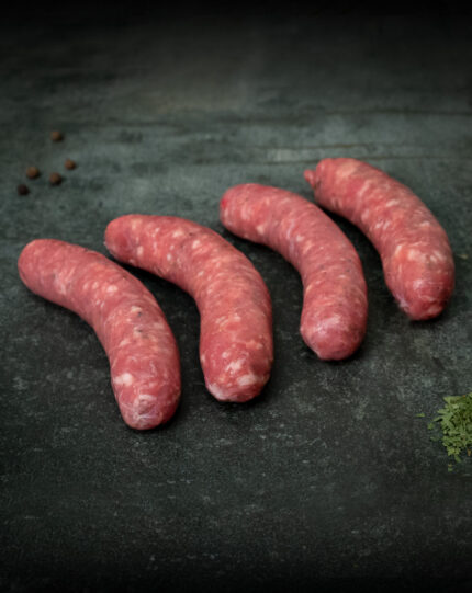 Frische Salsiccia aus eigener Herstellung auf einem Holzbrett