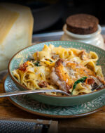 Tuskan Chicken Hähnchenschnitzel Nudeln mit Sauce in einen tiefen Teller oder eine Schüssel geben. Darauf das goldbraune Hähnchen setzen und mit ein wenig zusätzlichem Parmesan toppen. Guten Hunger!