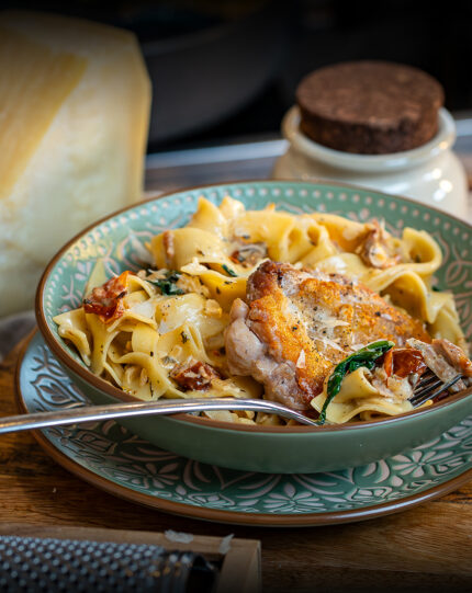 Tuskan Chicken Hähnchenschnitzel Nudeln mit Sauce in einen tiefen Teller oder eine Schüssel geben. Darauf das goldbraune Hähnchen setzen und mit ein wenig zusätzlichem Parmesan toppen. Guten Hunger!