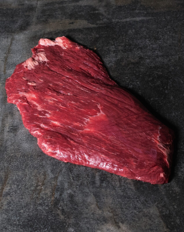 Flanksteak vom Simmentaler Alpenrind, zart und saftig auf dem Schneidebrett